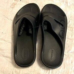 Oofos unisex black OOahh‎ slide sandal . Size M8/W10
